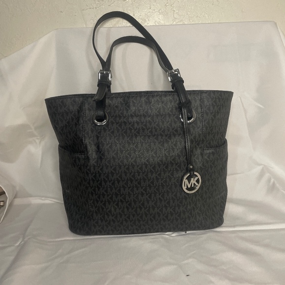 Michael Kors Handbags - Medium size tote bag- Michael Kors